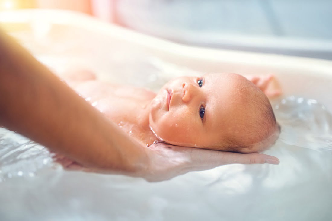 kąpiel noworodka - jaka woda w kąpieli?